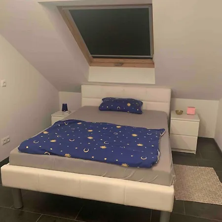 Dachgeschosswohnung In شقة *